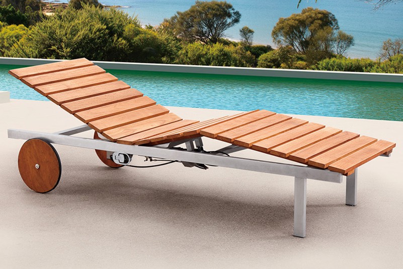 Adjustable outdoor teak lounge